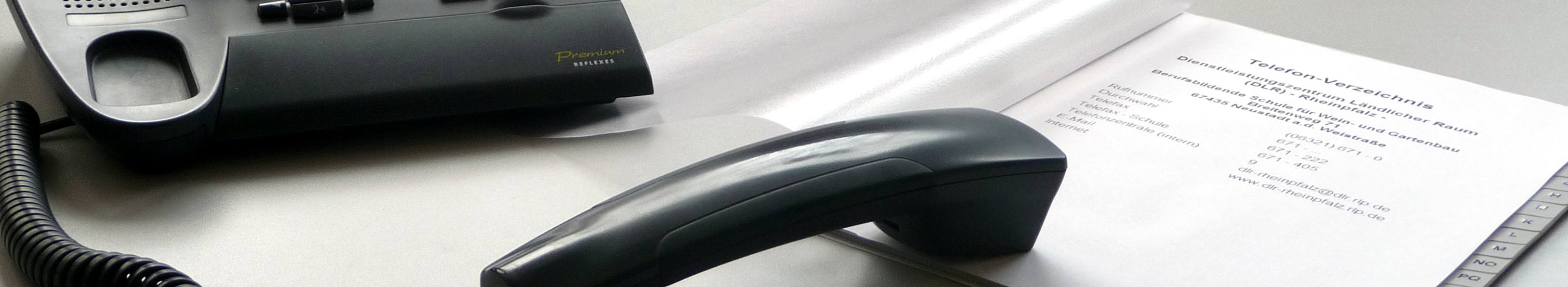 Telefon mit daneben liegendem Telefonhörer © Dienstleistungszentren Ländlicher Raum